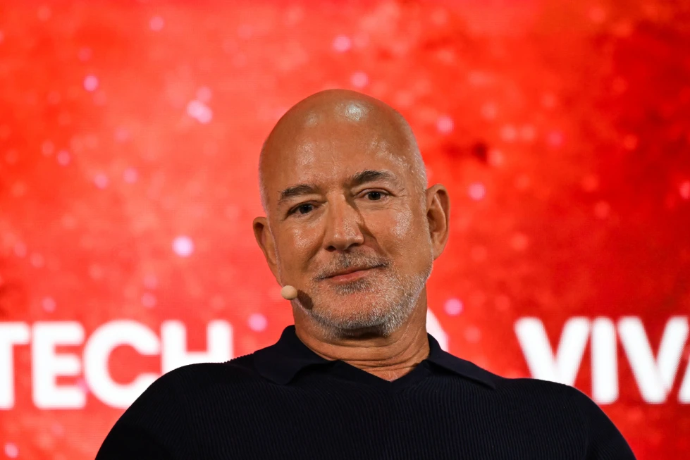 Bezos y Saverin se unen a consorcio que compra una participación minoritaria en Liverpool