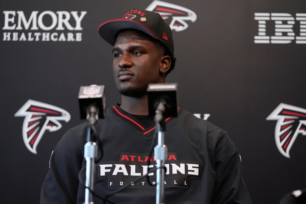 NFL suspende 8 partidos a James Pearce Jr. de Falcons