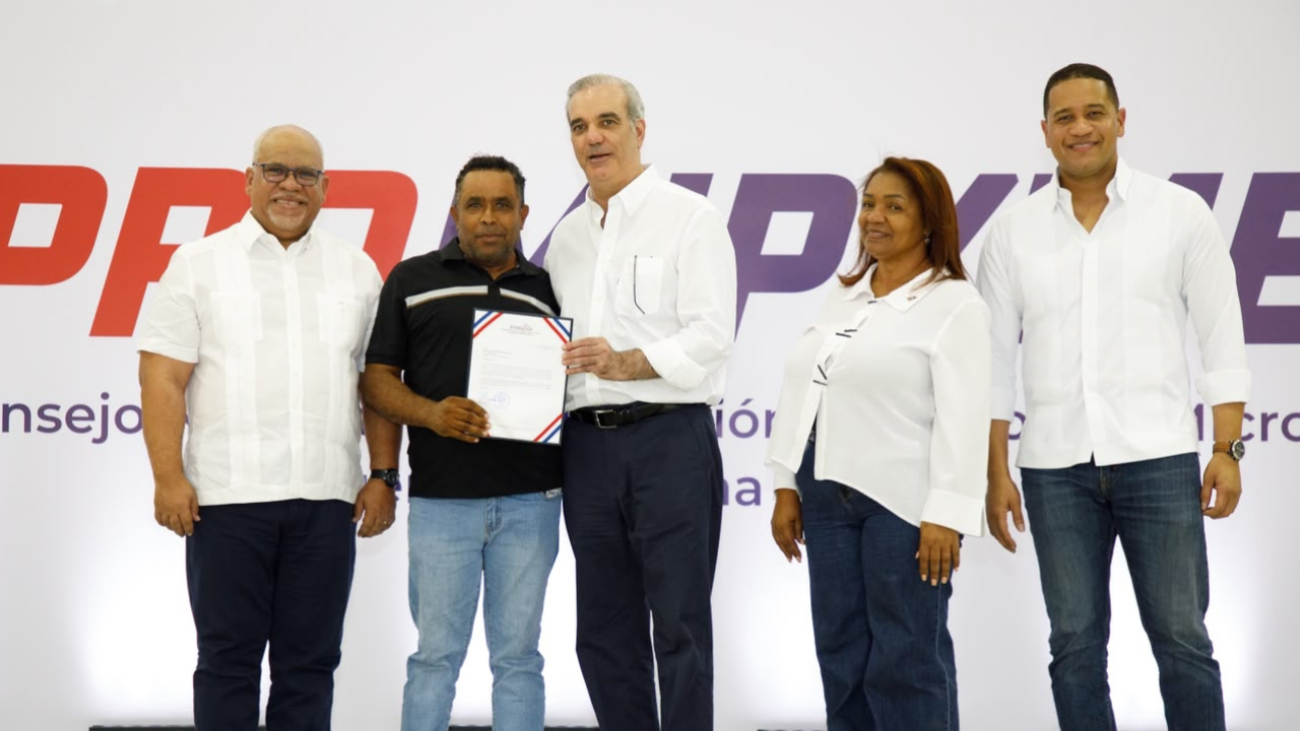 Abinader entrega RD$85 millones a 400 emprendedores y anuncia ampliación de programa de créditos