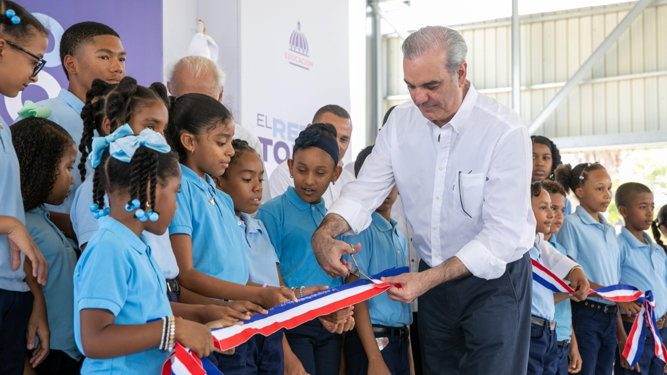 Abinader inaugura techado deportivo y multiuso en Politécnico Mercedes Consuelo Matos