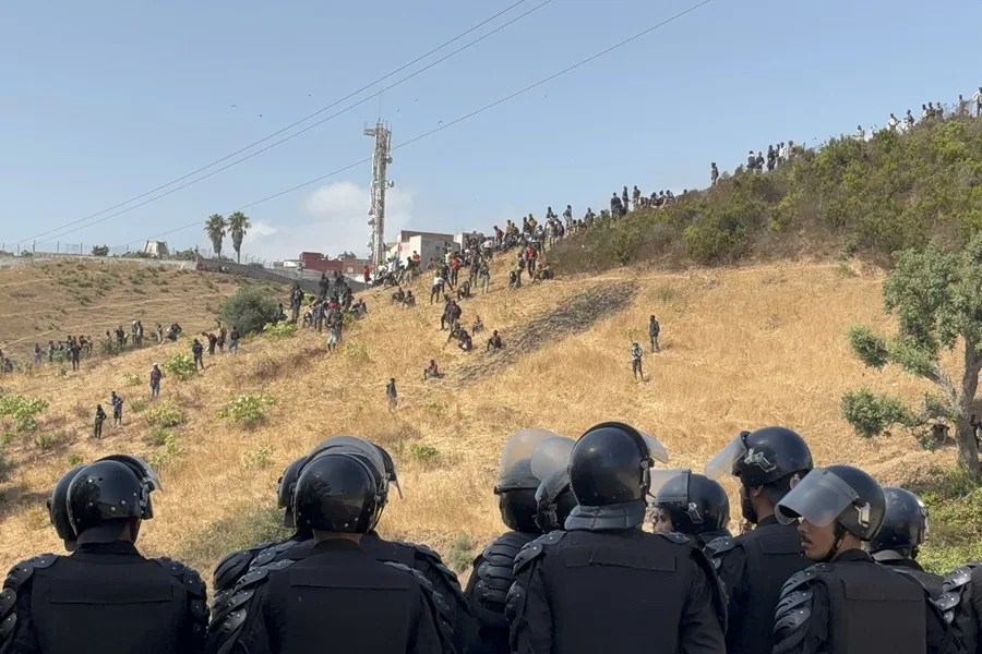 Marruecos frena nuevos intentos masivos de entrada a Ceuta y detiene a 61 personas por incitar la migración irregular