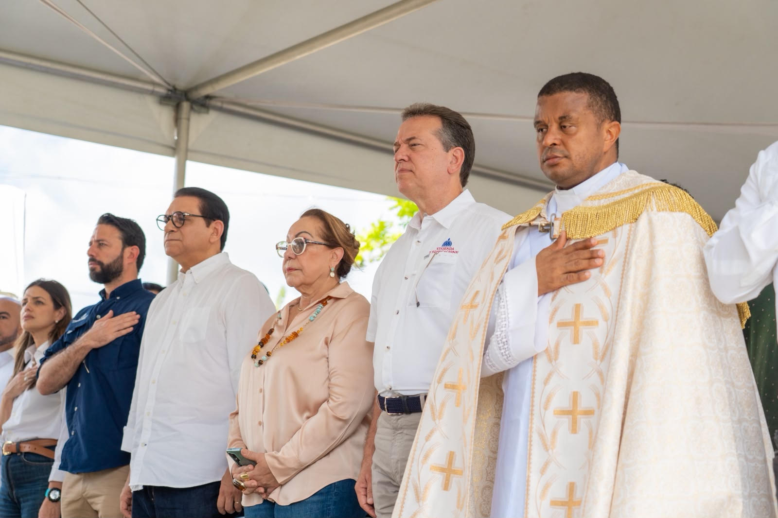 Ministro Ito Bisonó inicia construcción de obras comunitarias y religiosas en Santiago