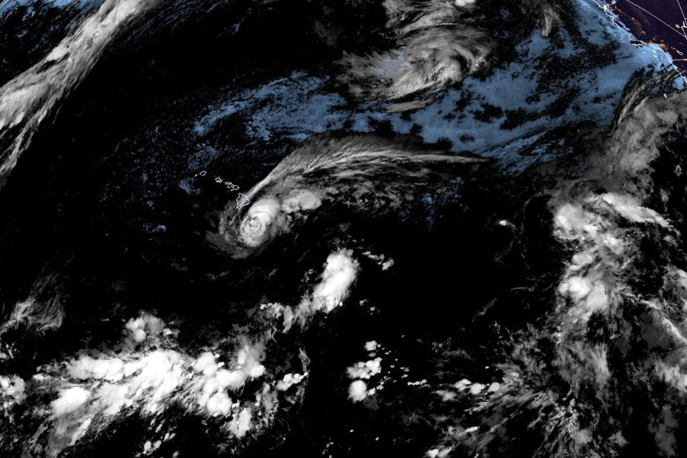 Lala alcanza categoría de huracán y azota la Isla Grande de Hawai con fuertes vientos y lluvias