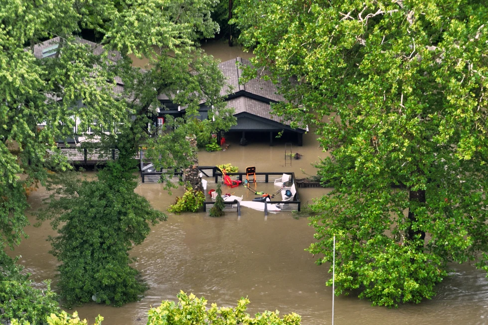 Inundaciones históricas provocan evacuaciones y rescates acuáticos en Indiana