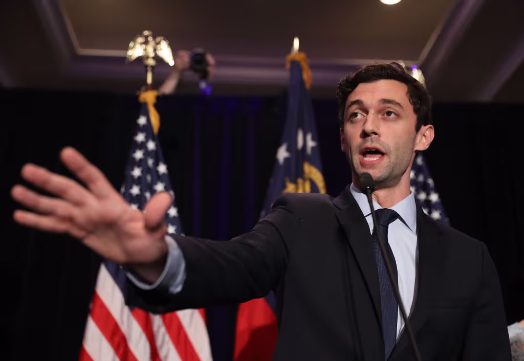 Comentario del senador Ossoff sobre asistente de Trump desata ofensiva republicana