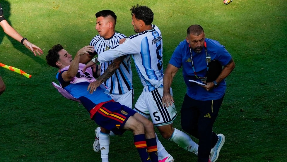 Leandro Paredes, sancionado con 10 partidos por trifulca en final del Mundial