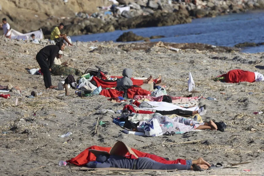 Miles de migrantes siguen en las calles de Ceuta tres semanas después de la entrada masiva