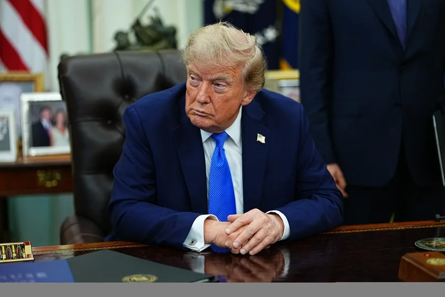 Trump anuncia aranceles del 50 % a los vehículos y al acero canadienses a partir de enero de 2027
