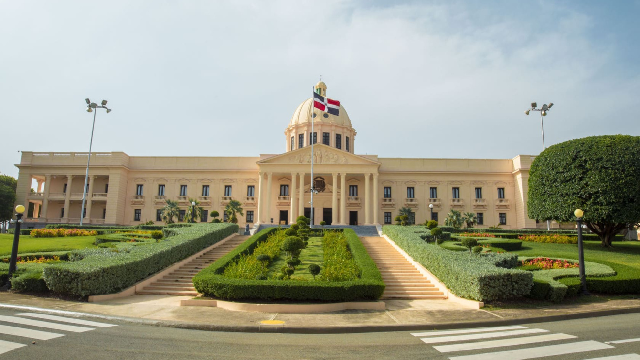 Abinader establece nuevas reglas para supervisar el béisbol, academias y protección de prospectos en República Dominicana