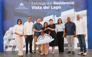 Raquel Peña y Jean Luis Rodríguez entregan 128 apartamentos en Neyba con inversión de RD$352 millones