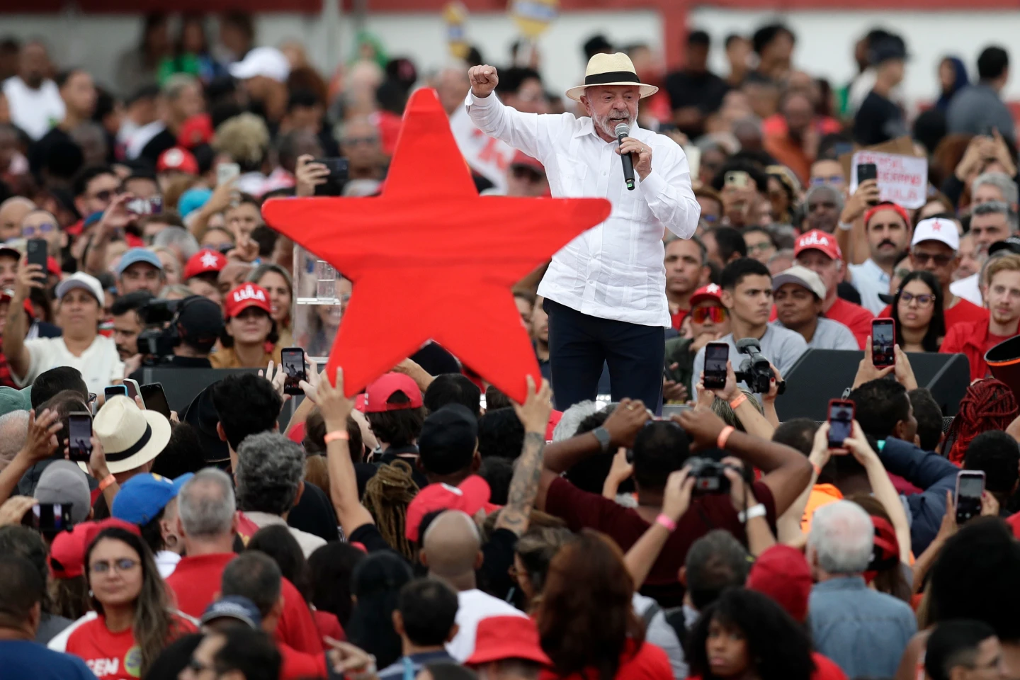 Lula y Flávio Bolsonaro trasladan su cerrada disputa electoral a la radio y la televisión
