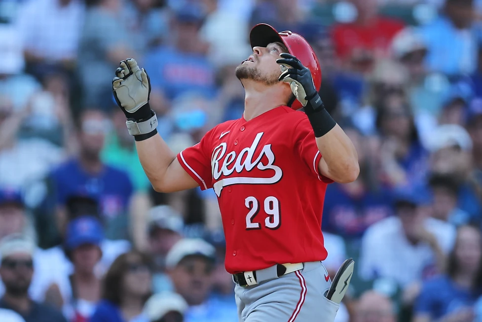 Rojos disparan cuatro jonrones y remontan para vencer 10-8 a los Cachorros