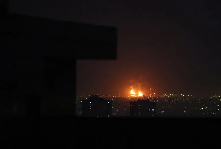 EE.UU. ataca la isla iraní de Larak e Irán asegura que atacó bases estadounidenses en Jordania y Emiratos Árabes Unidos