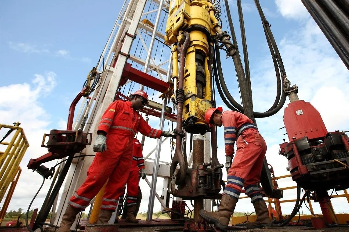 ¿Qué gana y qué cede Venezuela con el "histórico" acuerdo petrolero con Trump?