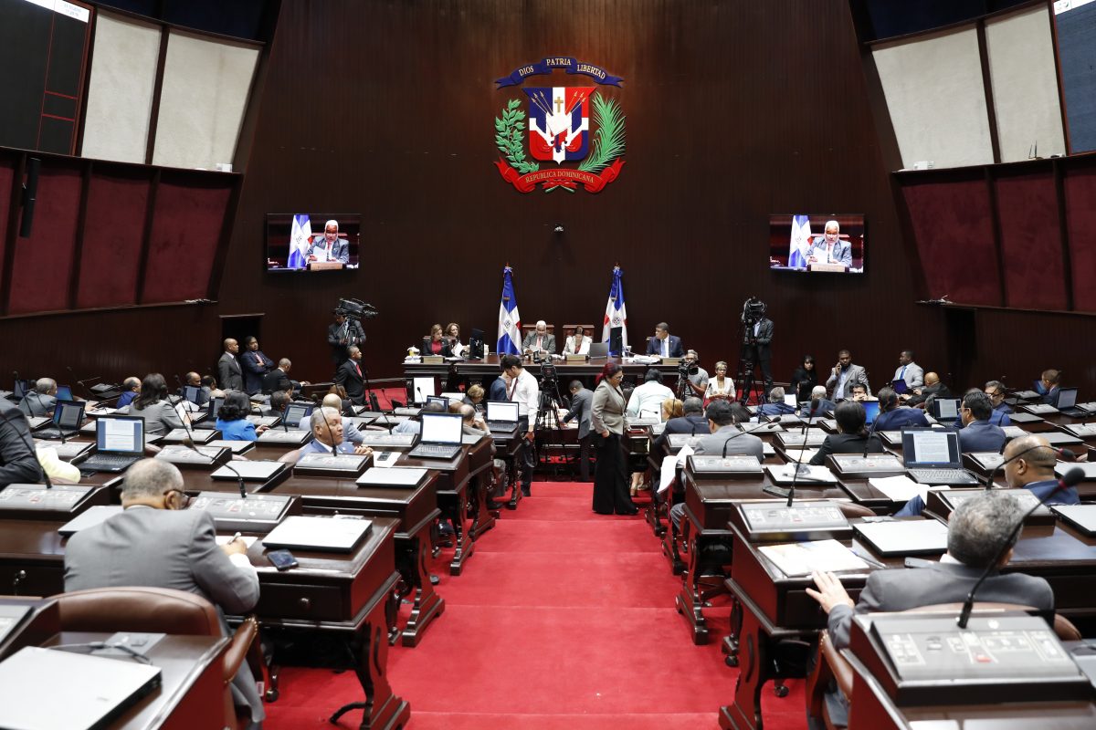 Diputados aprueban proyecto que obliga a becados en el extranjero a regresar al país