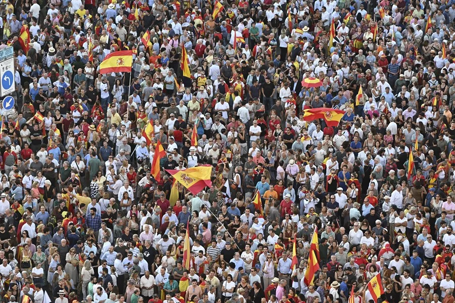 Multitudinarias concentraciones en todo el país para apoyar a Ceuta entre críticas al Gobierno