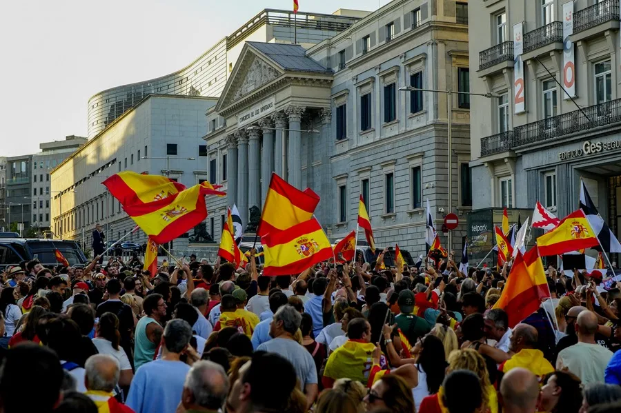 Cuatro personas detenidas y cuatro policías heridos en la concentración en Madrid en apoyo a Ceuta frente al Congreso