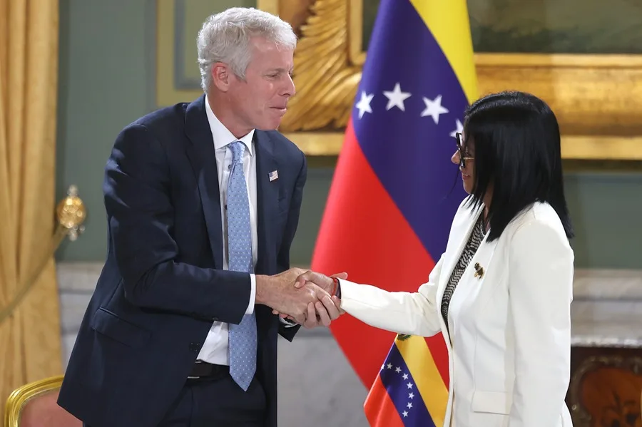Venezuela firma acuerdos con Chevron y Eni en presencia del secretario de Energía de EE.UU.