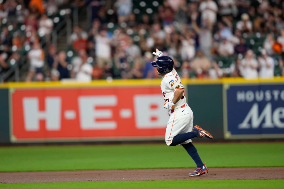 Altuve jonronea y Astros derrotan 6-2 a Medias Blancas