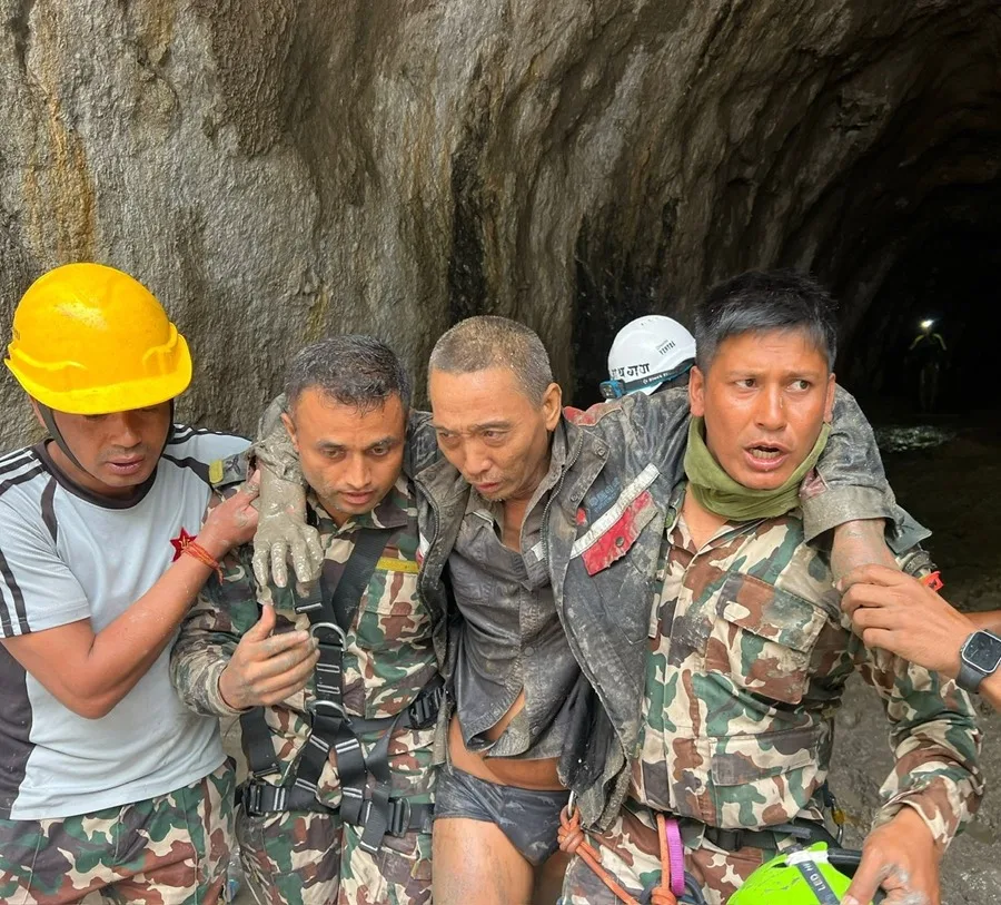 Un ciudadano chino y una mujer de 64 años, rescatados vivos en Nepal en el undécimo día tras la riada