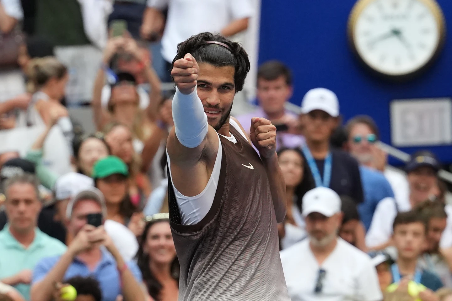 Alcaraz arrolla a Wu y avanza con paso firme a octavos de final del US Open