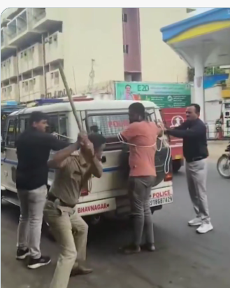 Policía golpea públicamente a acusado de matar a su pareja en India