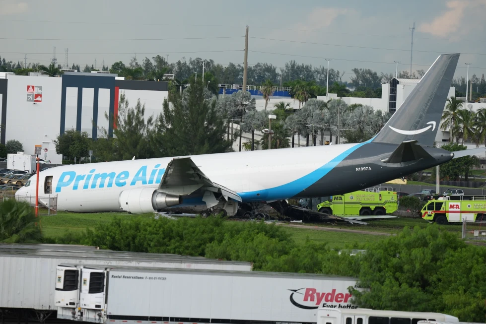 Cinco muertos tras salirse de la pista un avión de carga de Amazon en Miami