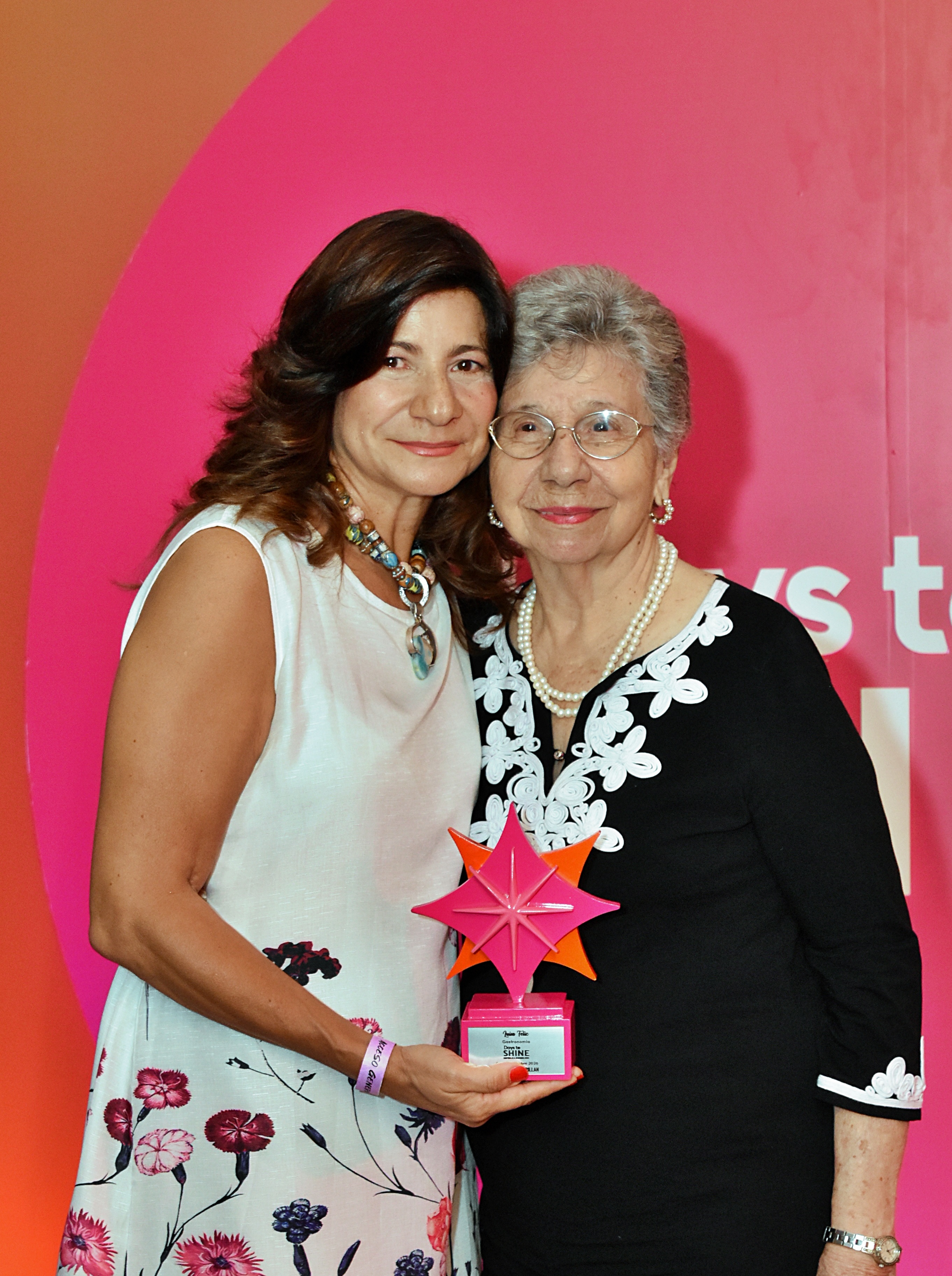 Luisa Feliz es galardonada en los Premios Mujeres que Brillan de Days to Shine por su destacada trayectoria gastronómica