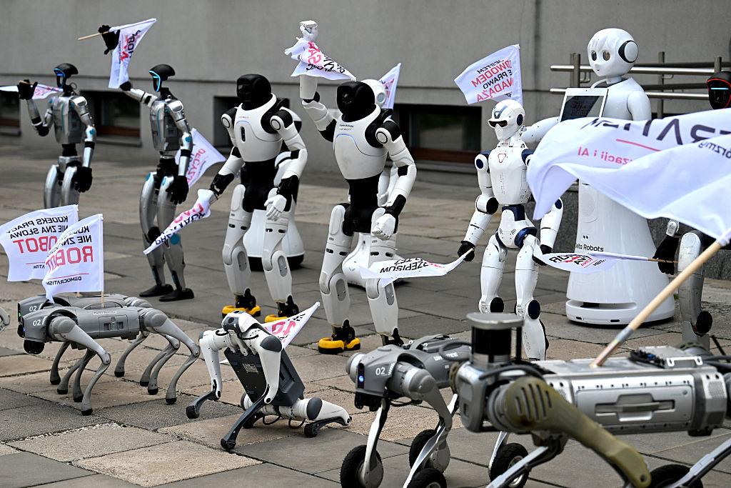Robots “protestan” en Varsovia y reclaman reglas para la IA ante el temor de que sustituya empleos