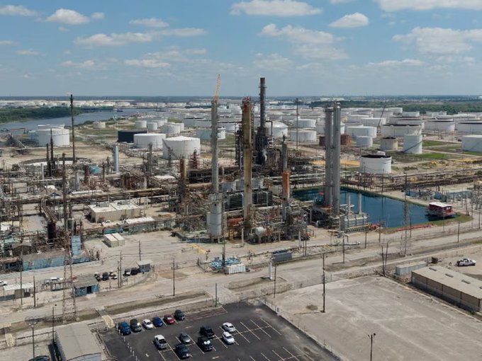 Petróleo cierra por encima de los 100 dólares y el oro se recupera en los mercados internacionales