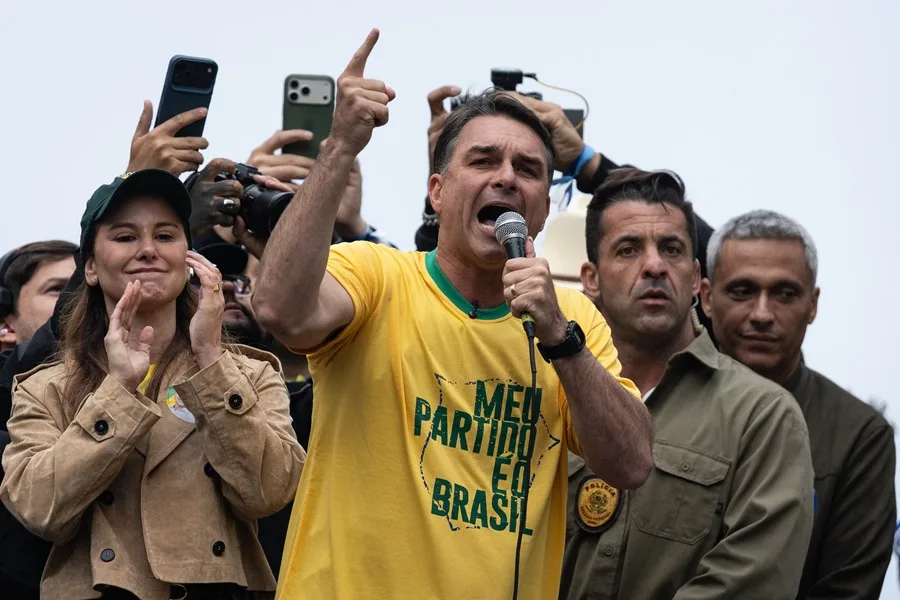 Investigan a Flávio Bolsonaro por supuesta corrupción en la película sobre su padre