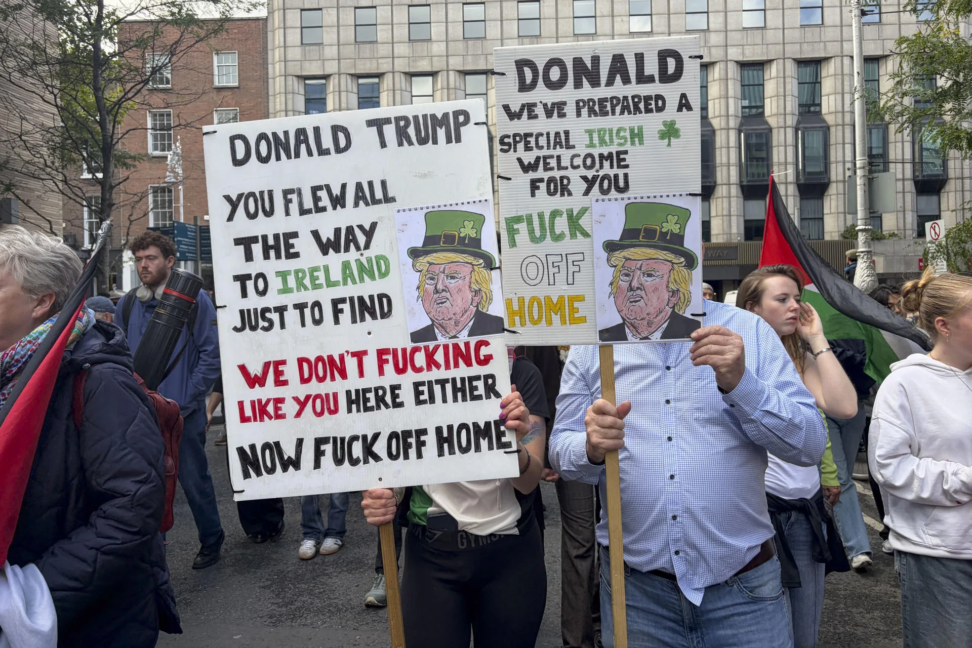 Más de 10.000 personas recorren las calles de Dublín en protesta por la visita de Trump