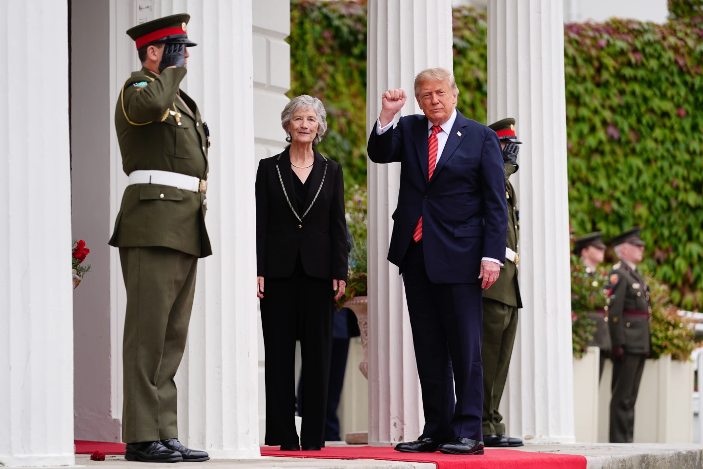 Trump genera controversia al respaldar una Irlanda unificada durante visita a su campo de golf