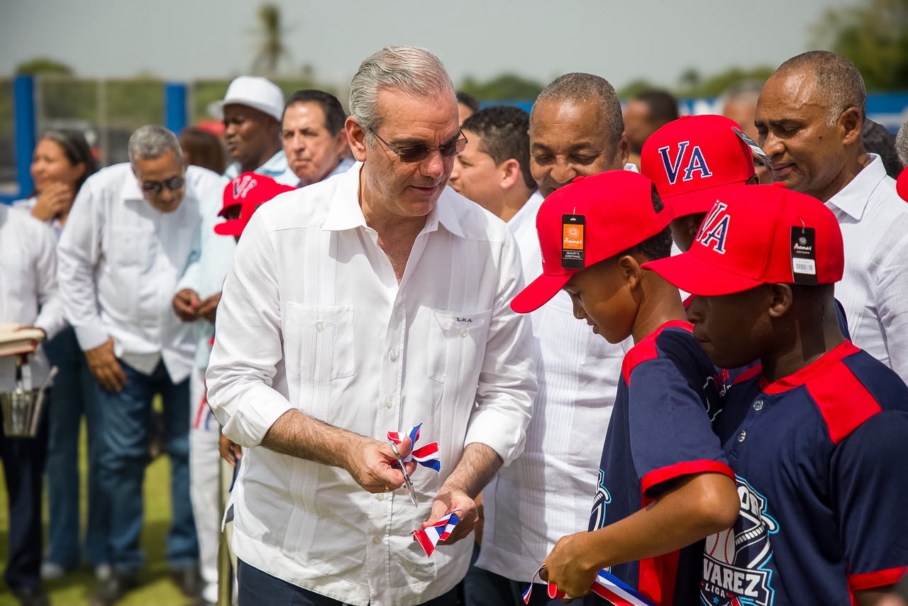Abinader inaugura en Pizarrete campo de béisbol esperado durante 26 años