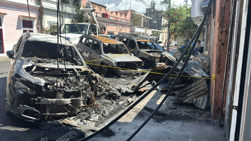 Incendio destruye una vivienda, dos comercios y varios vehículos en la Zona Colonial