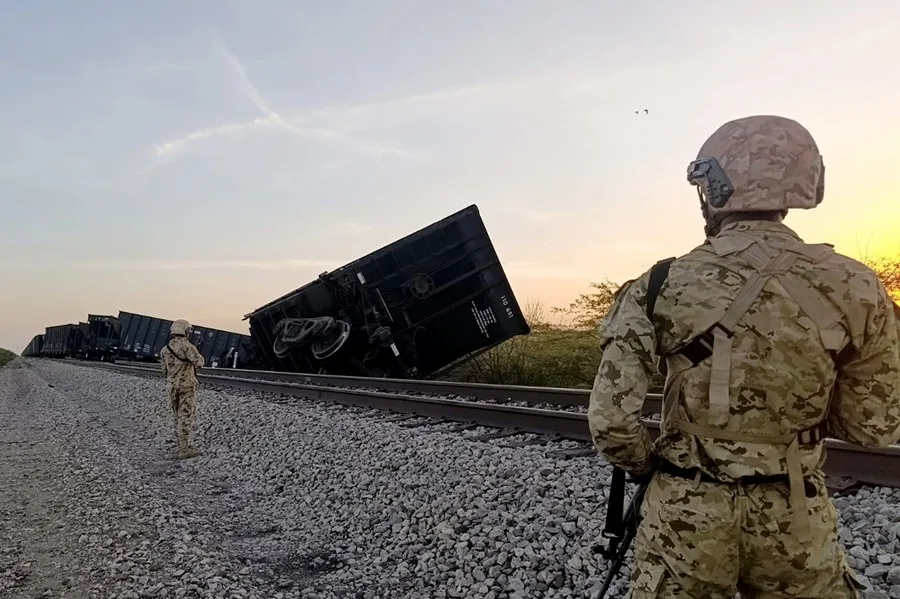 Un ataque con explosivos descarrila un tren carbonero durante ola violenta en el norte de Colombia
