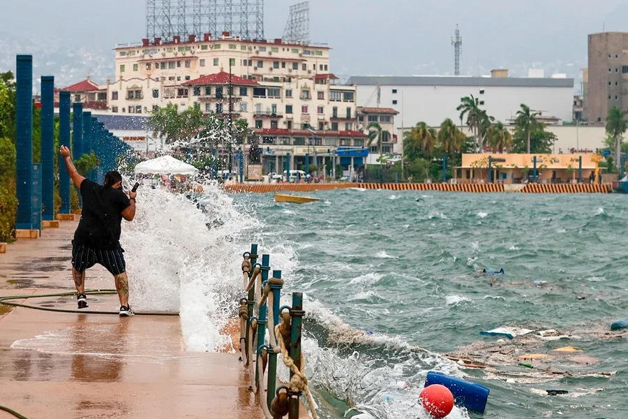 El huracán Polo arroja fuertes lluvias en costas de México mientras que Nolo se dirige a Hawai