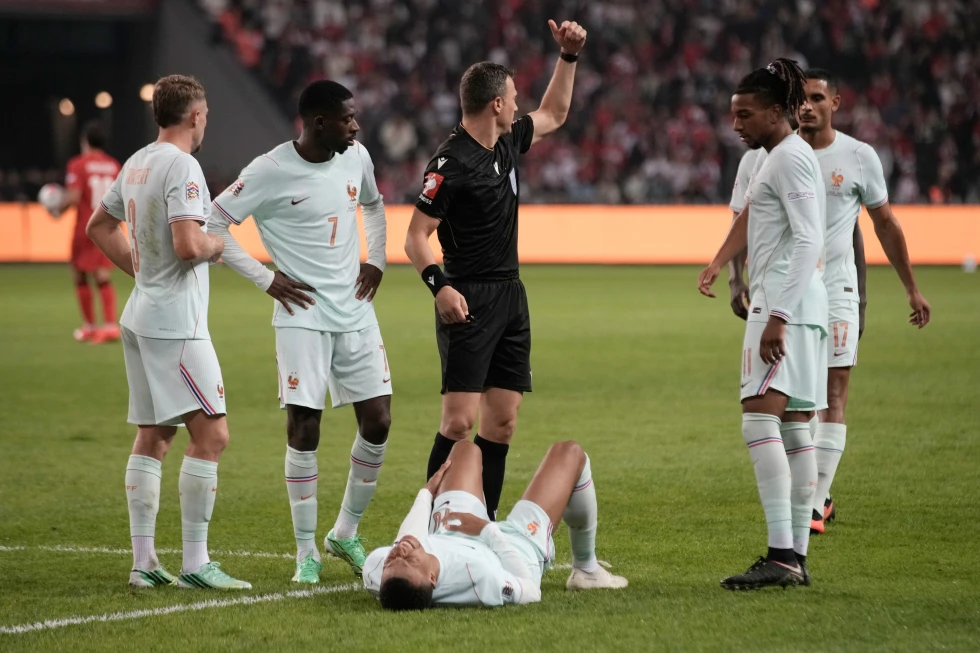 Mbappé sale cojeando por lesión de rodilla tras anotar con Francia ante Turquía y deja el equipo