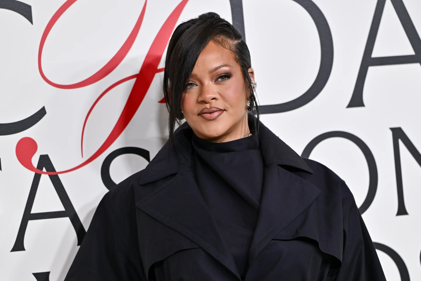Jueza declara apta para enfrentar juicio a mujer acusada de disparar contra residencia de Rihanna en Los Ángeles