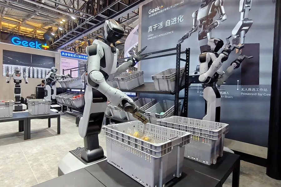 Robots con IA obsoletos se autodestruyen lanzándose al horno de fundición de una acería