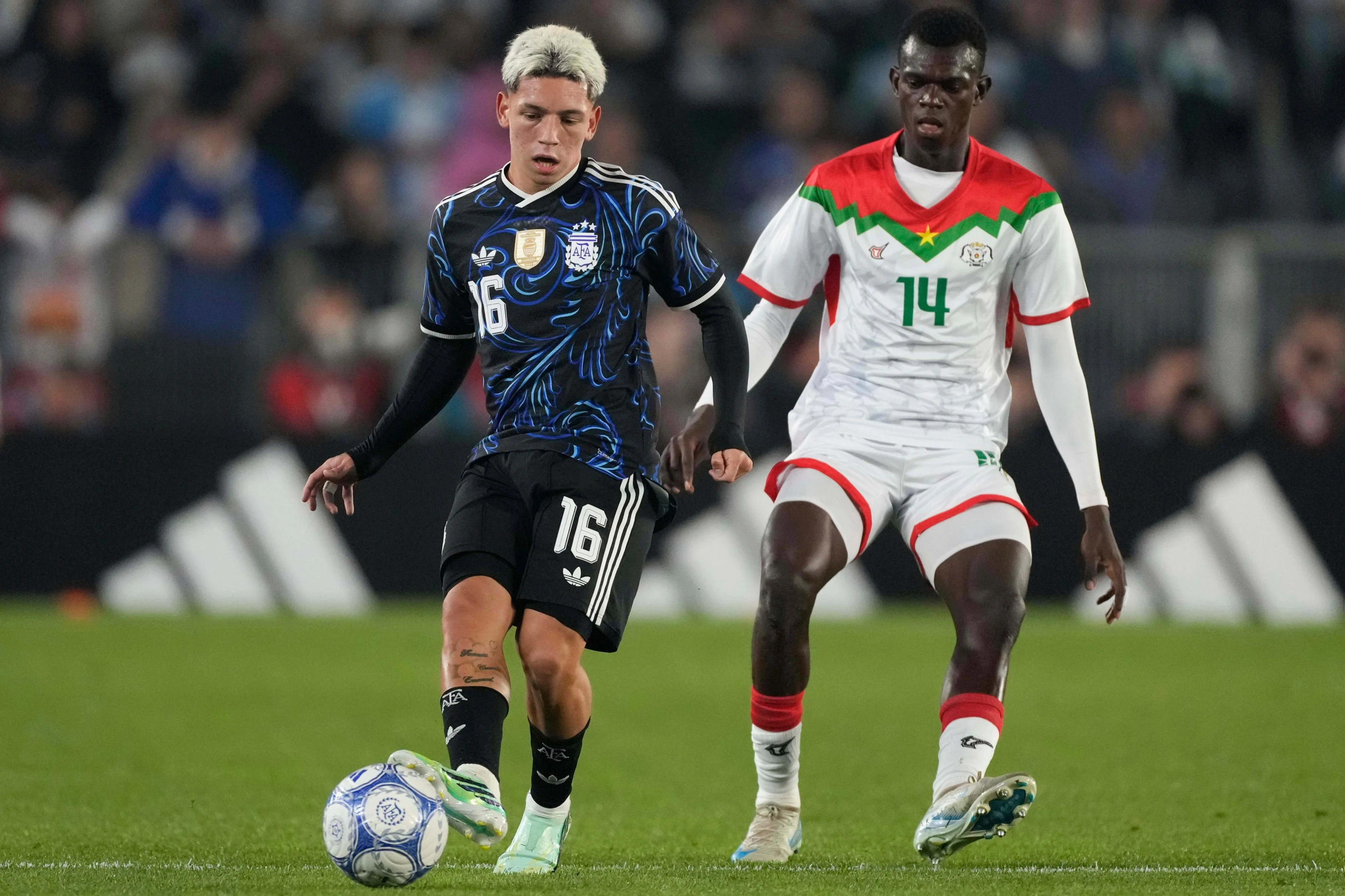 Argentina golea 7-0 a Burkina Faso en un amistoso marcado por dificultades de viaje del rival