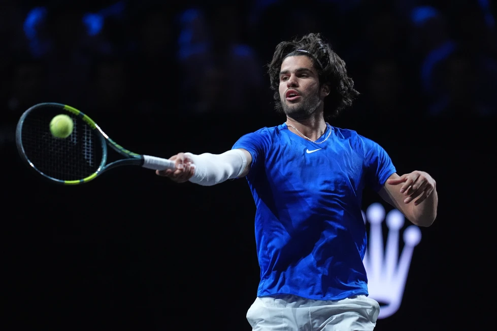 Alcaraz supera una racha de 16 puntos perdidos y vence a Munar para avanzar a la final de Tokio