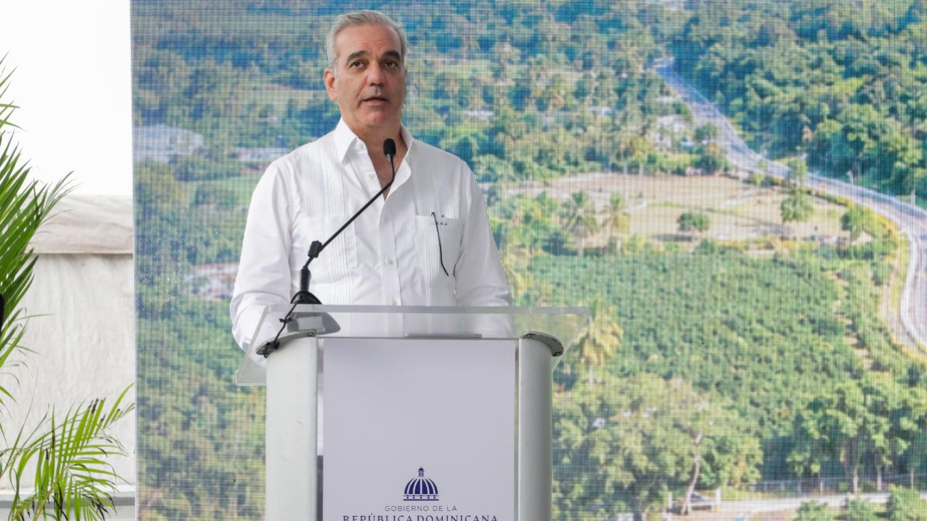 Abinader reta a comparar “20 años contra seis” al inaugurar carretera que conecta Ocoa con el Cibao