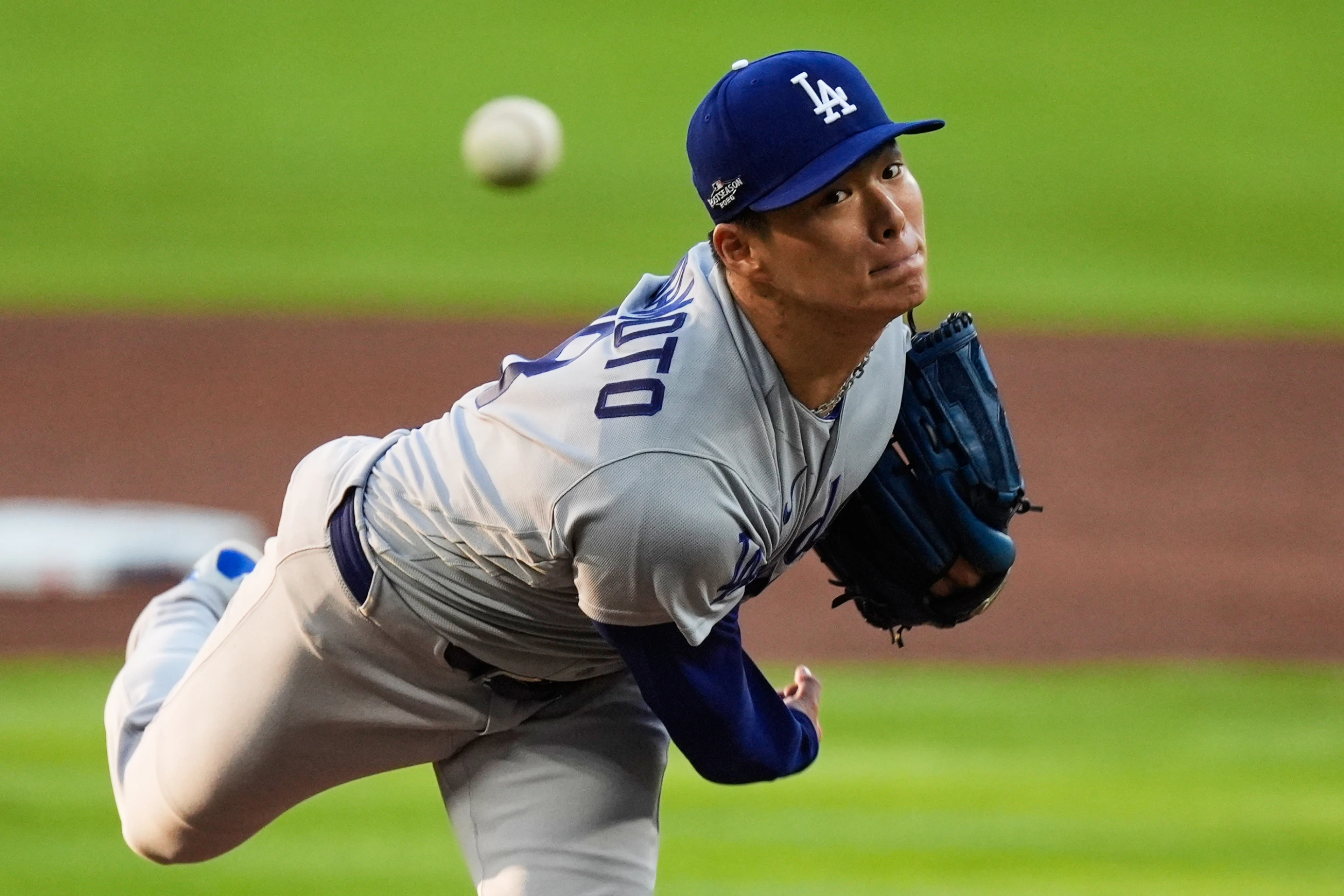 Yamamoto domina de nuevo y Dodgers vencen 3-1 a Bravos con jonrones de Hernández y Freeman