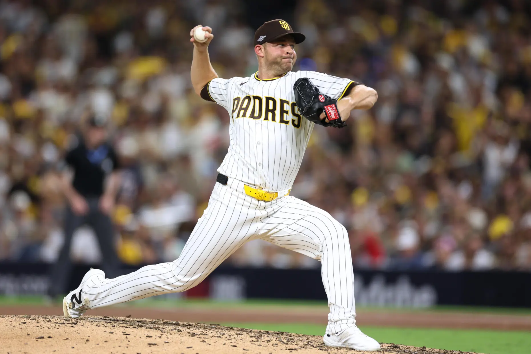 Padres evitan eliminación, vencen 4-3 a Cerveceros en 3er juego de serie divisional