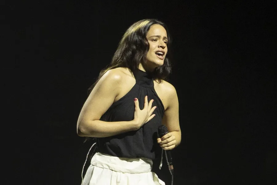 Bono pidió ayuda a Rosalía con las palabras en español de su último disco