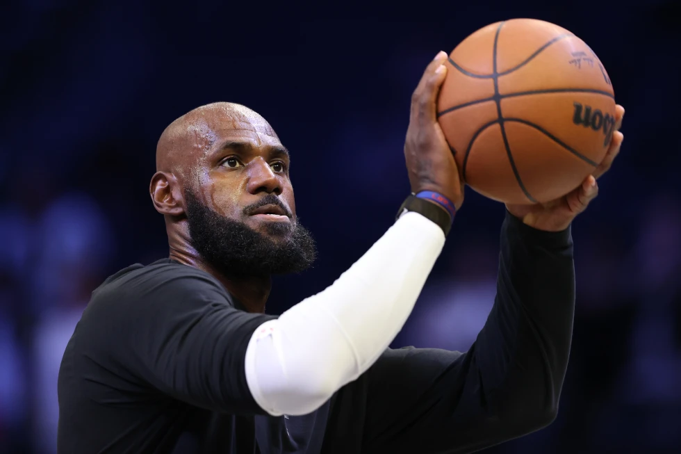 LeBron James debuta con los 76ers en la pretemporada frente a Brooklyn