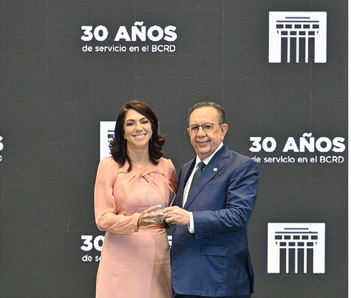Banco Central reconoce a 279 empleados por sus años de servicio a la institución