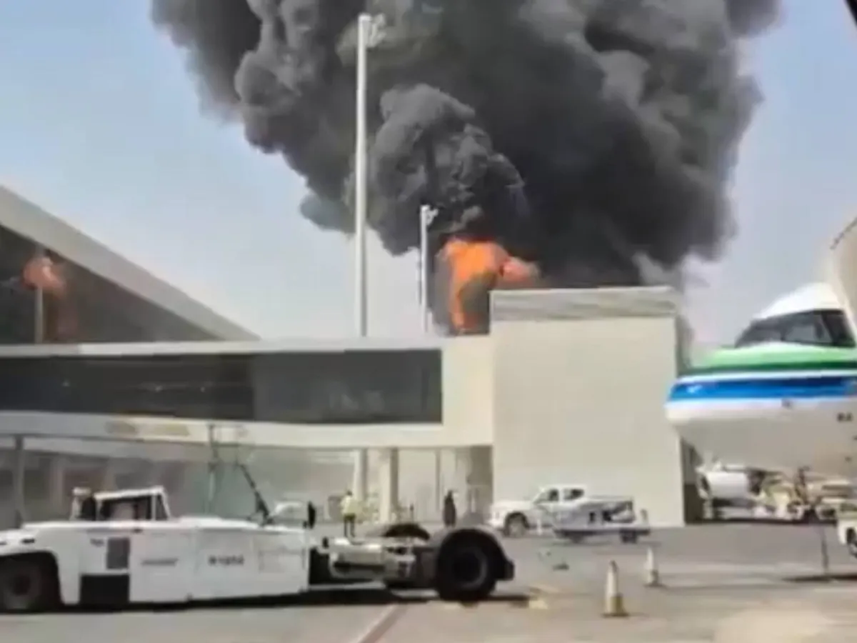 Misil impacta terminal de pasajeros del aeropuerto de Riad; hay muchos heridos: funcionario