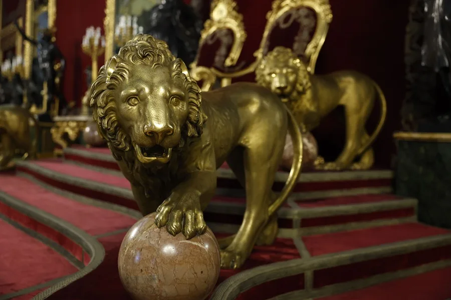 La historia de los regios leones que compró Velázquez, hoy custodios del Salón del Trono